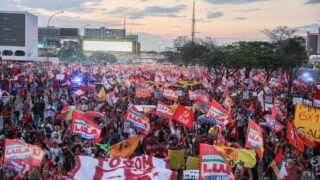 Milhares de estudantes tomam a Esplanada em apoio a Lula